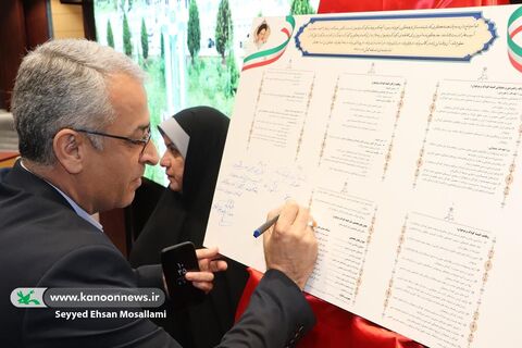 رونمایی از کتابچه‌ی آیین‌نامه کمیته کودک و نوجوان استان گلستان