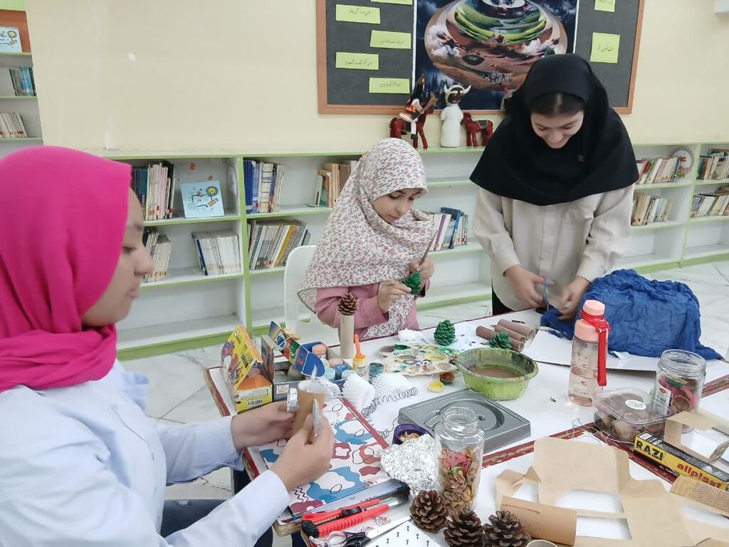 با معجزه خلاقیت، دورریختنی‌ها در کانون سمنان به آثاری بی‌نظیر تبدیل شدند