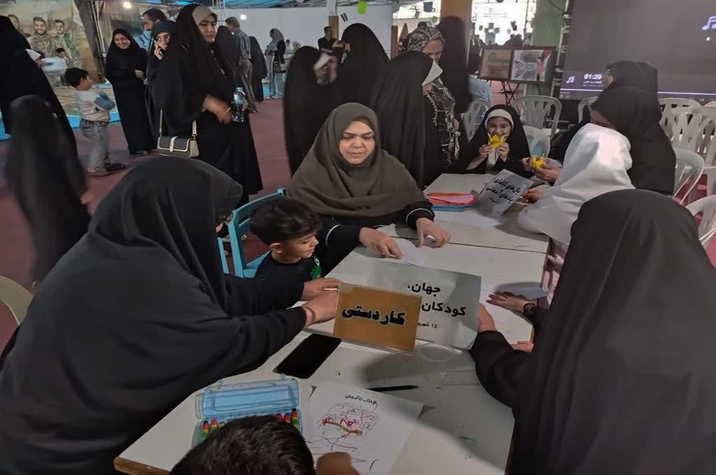 پرواز دُرناهای کاغذی به یاد شهیدان؛ روایتی از ایثار و مقاومت در نمایشگاه پرچمداران