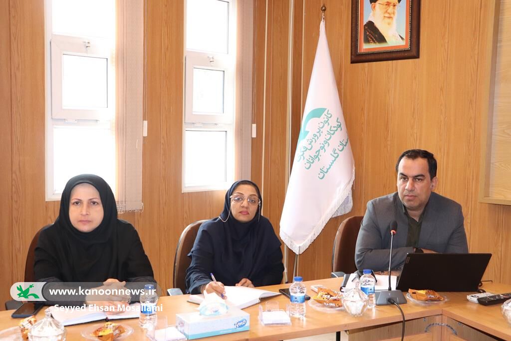 نشست مربیان مراکز کتابخانه‌های سیار کانون گلستان