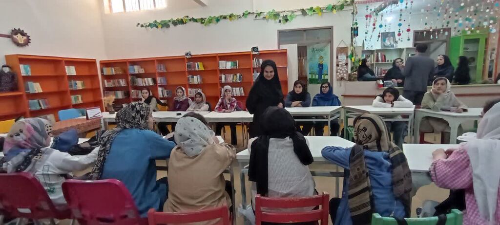 اعضای اردوی استانی کانون کرمانشاه در مرکز هرسین به نوشتن پرداختند