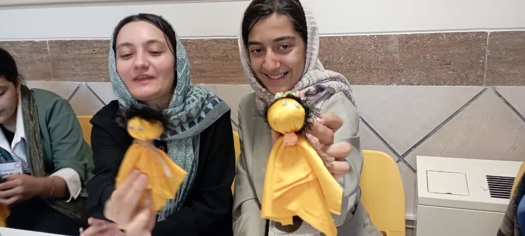 اعضای اردوی استانی کانون کرمانشاه عروسک ساختند