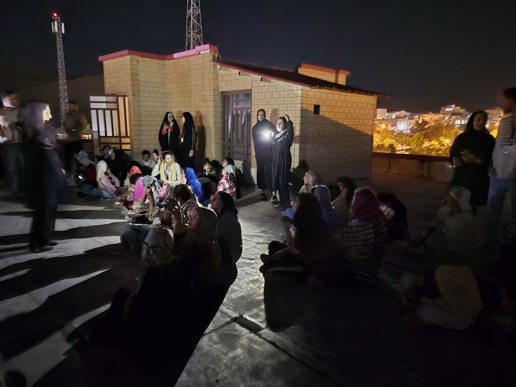 اعضای اردوی استانی کانون کرمانشاه در پشتبام مرکز شماره ۱۴ ماهگرفتگی را رصد کردند