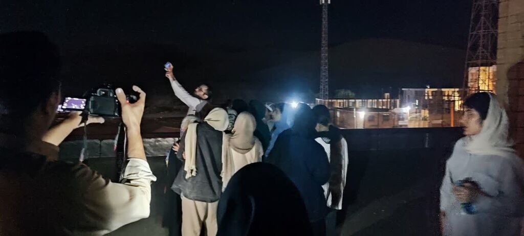 اعضای اردوی استانی کانون کرمانشاه در پشتبام مرکز شماره ۱۴ ماهگرفتگی را رصد کردند