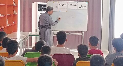 ماه در آغوش سایه‌ها