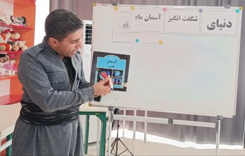 ماه در آغوش سایه‌ها