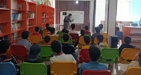 ماه در آغوش سایه‌ها