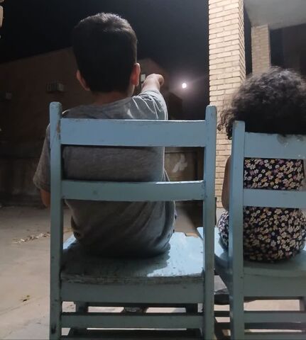 ماه در آغوش سایه‌ها