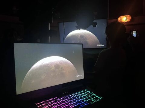 گزارش تصویری/ پویش ملی ماه در آغوش سایه ها در مجتمع آفرینش بندرعباس
