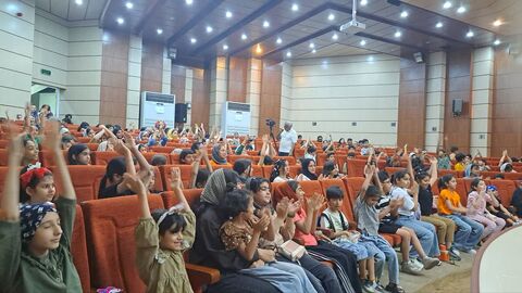 گزارش تصویری/ پویش ملی ماه در آغوش سایه ها در مجتمع آفرینش بندرعباس