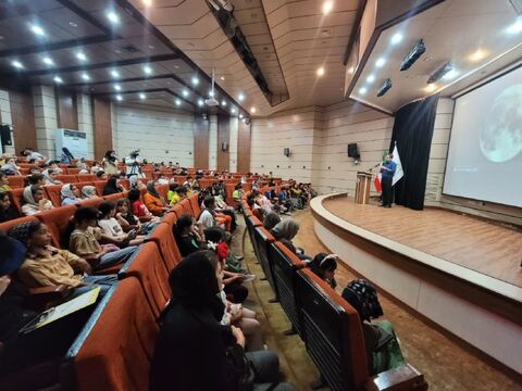 گزارش تصویری/ پویش ملی ماه در آغوش سایه ها در مجتمع آفرینش بندرعباس
