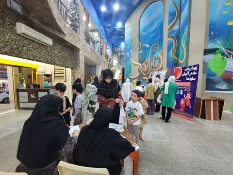 گزارش تصویری/ پویش ملی ماه در آغوش سایه ها در مجتمع آفرینش بندرعباس