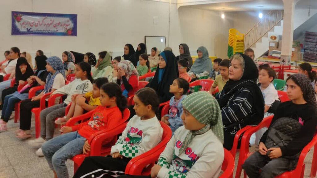 کارگاه آموزشی قصهگویی با حضور قصهگوی ملی در رزن برگزار شد