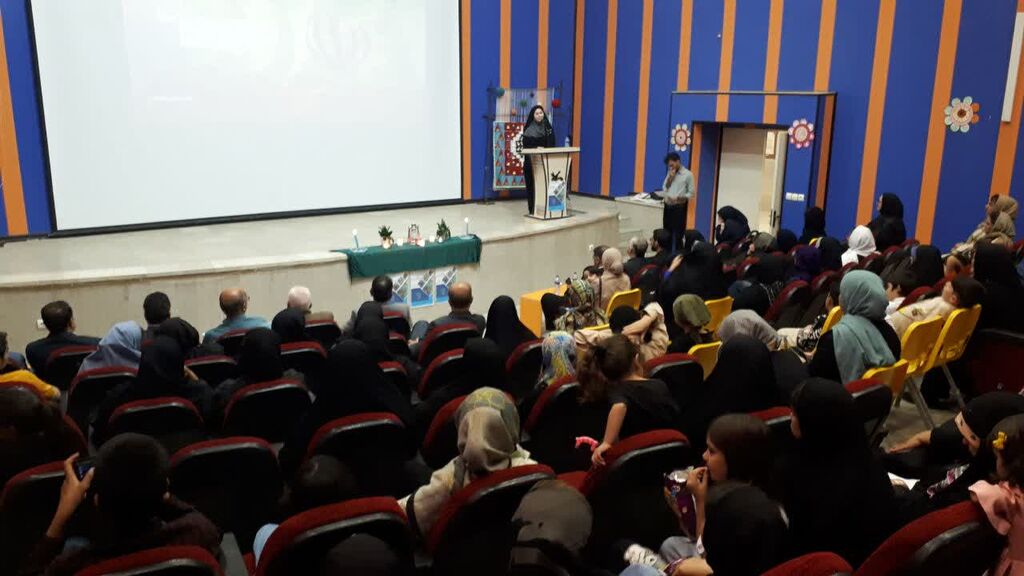 تجلیل از برگزیدگان جشنواره سرزمین مادری کانون کرمانشاه در ویژهبرنامه هفته وحدت مرکز شماره ۱۱