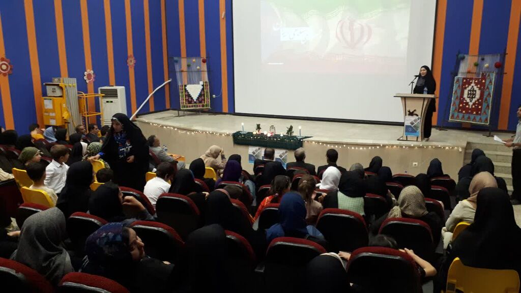 تجلیل از برگزیدگان جشنواره سرزمین مادری کانون کرمانشاه در ویژهبرنامه هفته وحدت مرکز شماره ۱۱