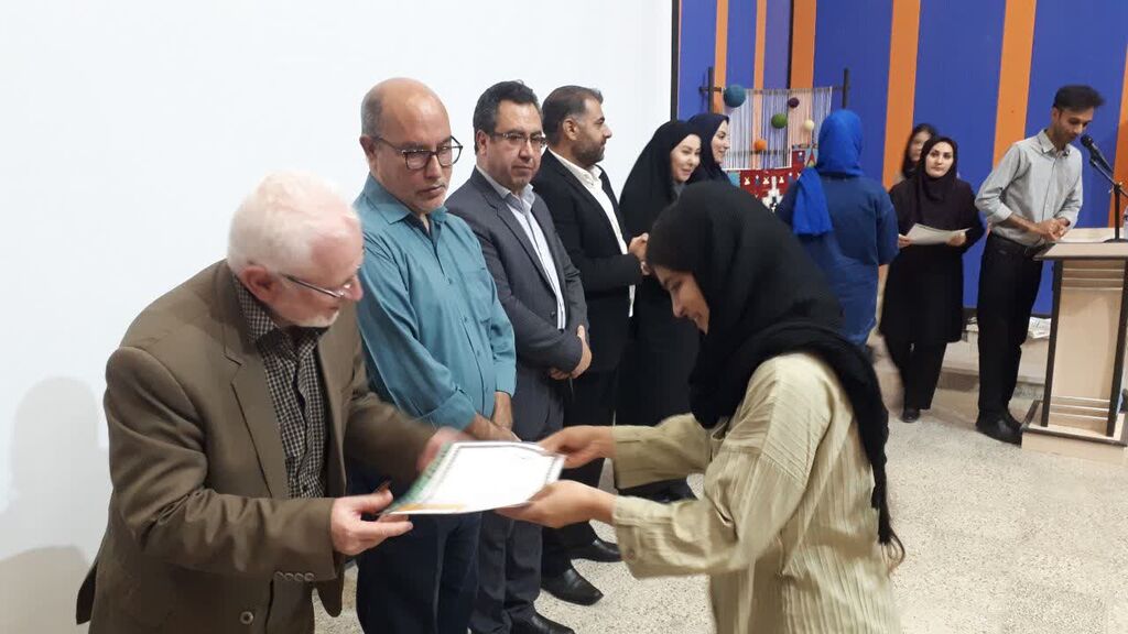 تجلیل از برگزیدگان جشنواره سرزمین مادری کانون کرمانشاه در ویژهبرنامه هفته وحدت مرکز شماره ۱۱