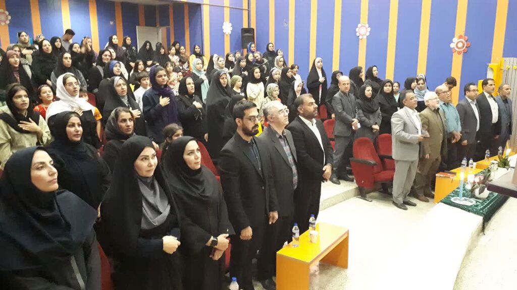 تجلیل از برگزیدگان جشنواره سرزمین مادری کانون کرمانشاه در ویژهبرنامه هفته وحدت مرکز شماره ۱۱