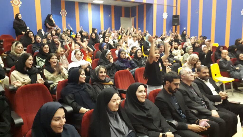 تجلیل از برگزیدگان جشنواره سرزمین مادری کانون کرمانشاه در ویژهبرنامه هفته وحدت مرکز شماره ۱۱