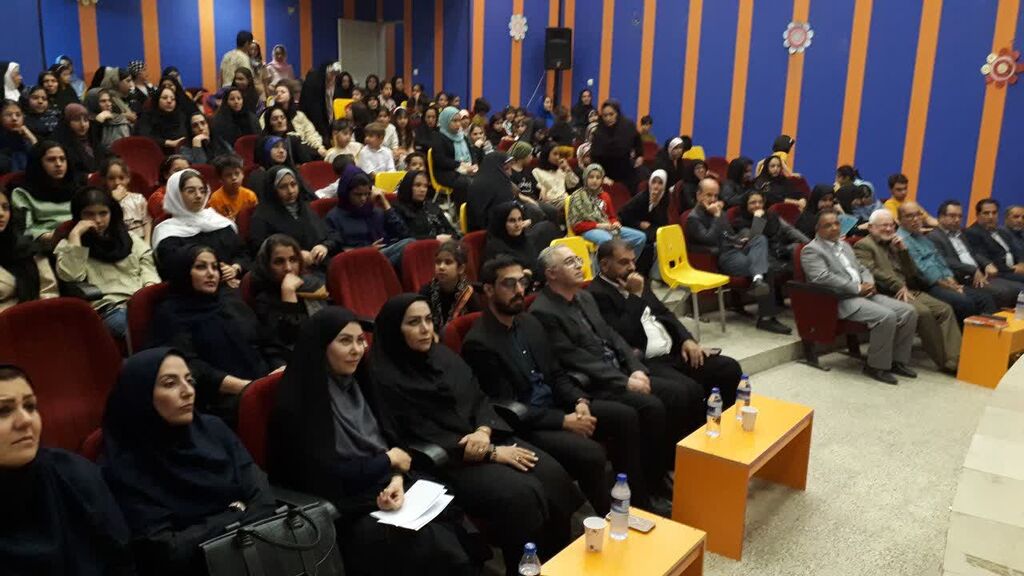 تجلیل از برگزیدگان جشنواره سرزمین مادری کانون کرمانشاه در ویژهبرنامه هفته وحدت مرکز شماره ۱۱