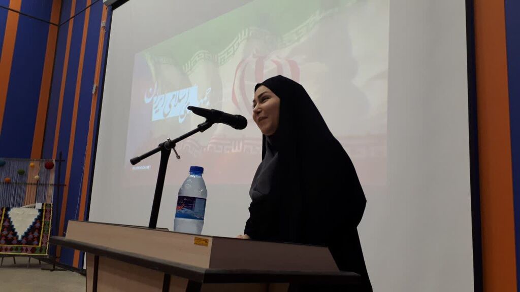 تجلیل از برگزیدگان جشنواره سرزمین مادری کانون کرمانشاه در ویژهبرنامه هفته وحدت مرکز شماره ۱۱