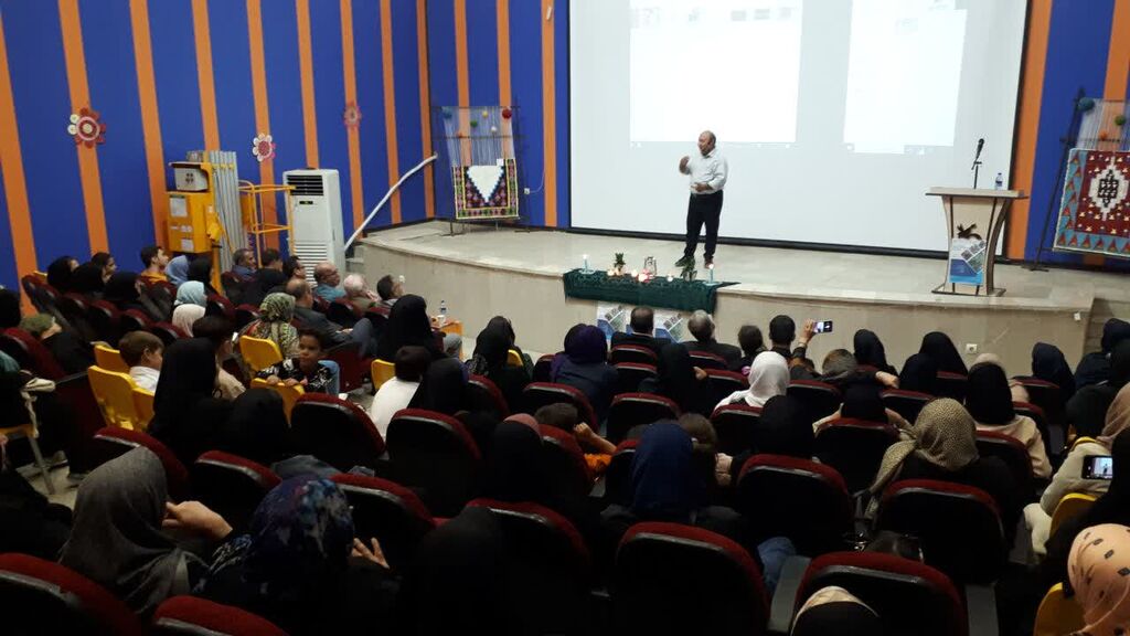 تجلیل از برگزیدگان جشنواره سرزمین مادری کانون کرمانشاه در ویژهبرنامه هفته وحدت مرکز شماره ۱۱