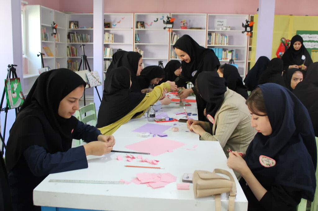 شکوفههای خلاقیت با گلهای کاغذی در دستان کانون یاران