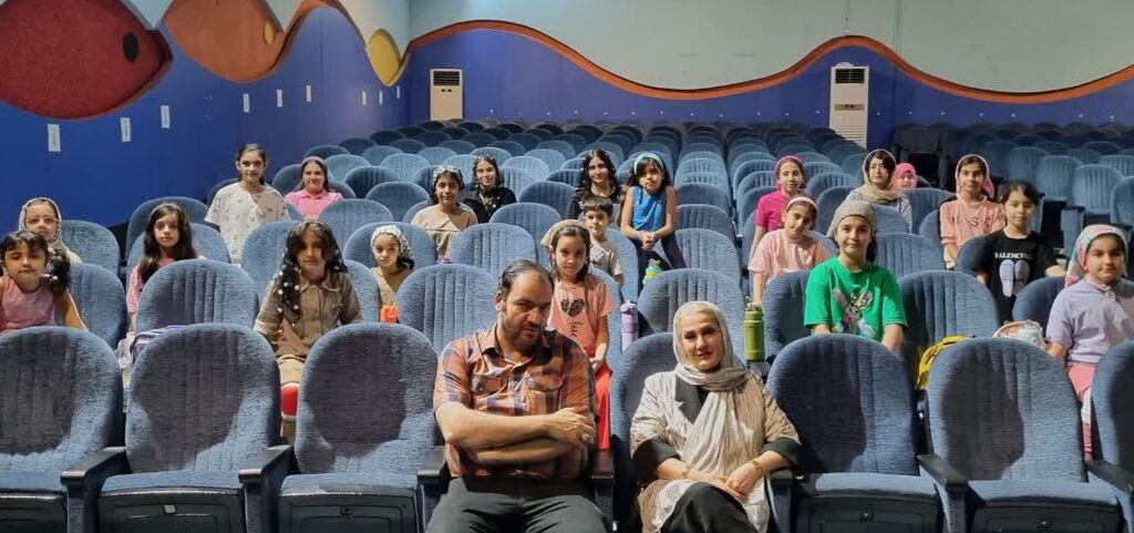 نشست اعضای کارگاه‌های بازیگری با بازیگران تئاتر و سینما در کانون‌ کرمانشاه
