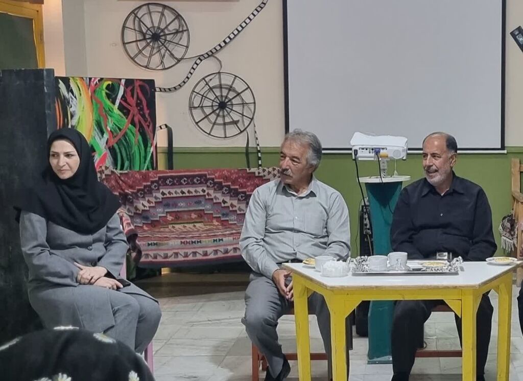 نشست اعضای کارگاه‌های بازیگری با بازیگران تئاتر و سینما در کانون‌ کرمانشاه