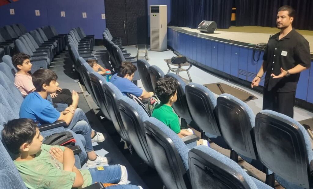 نشست اعضای کارگاههای بازیگری با بازیگران تئاتر و سینما در کانون کرمانشاه