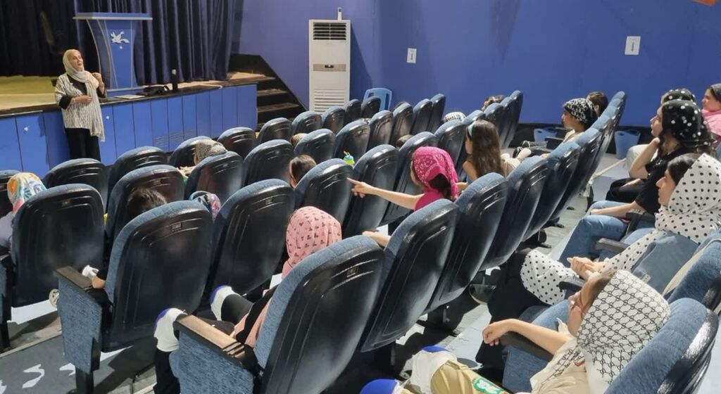 نشست اعضای کارگاه‌های بازیگری با بازیگران تئاتر و سینما در کانون‌ کرمانشاه