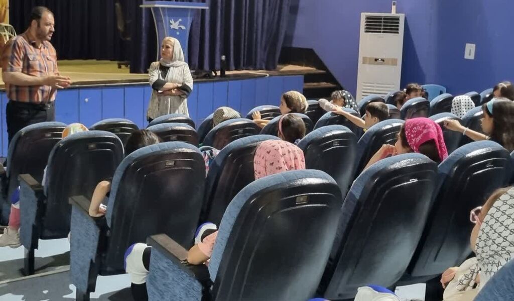 نشست اعضای کارگاههای بازیگری با بازیگران تئاتر و سینما در کانون کرمانشاه