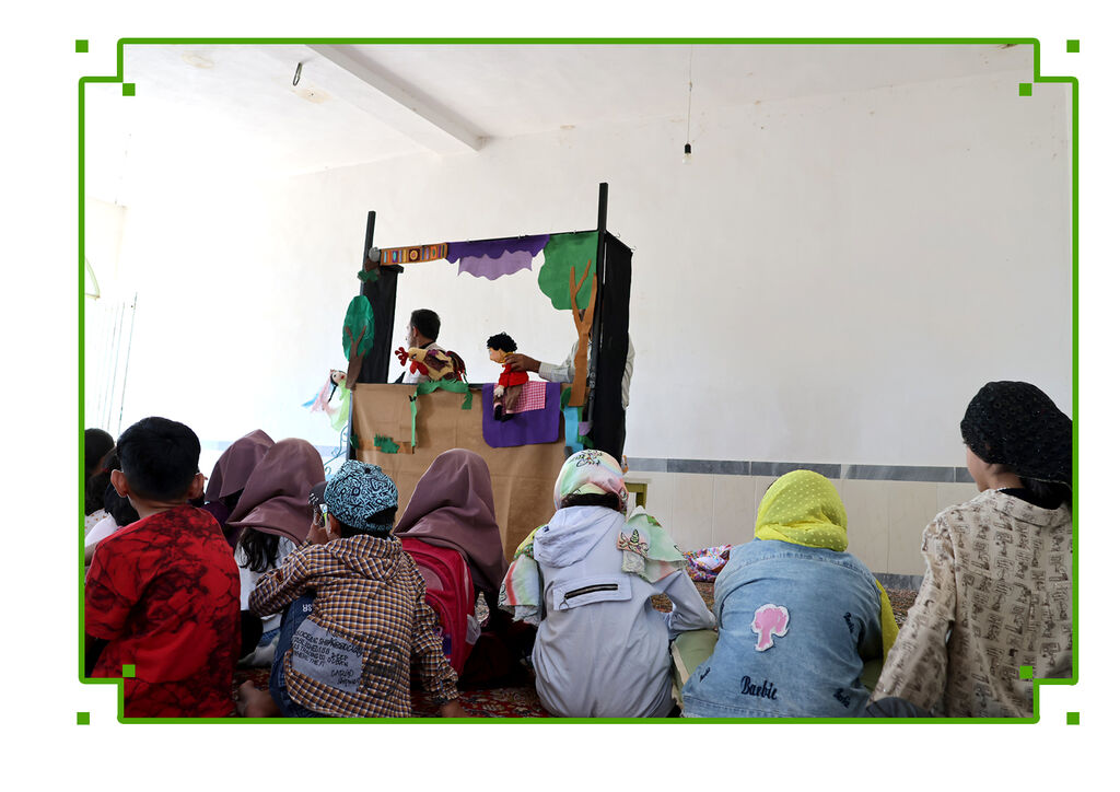 تئاتر کوچک در روستاهای چهارمحال و بختیاری عروسکها در روستای کوهستانی آواز خواندند و کودکان میزبان شادی شدند