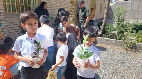 کاشت گل و گیاه توسط اعضا پسر مرکز 2 نیشابور به همراه والدین
