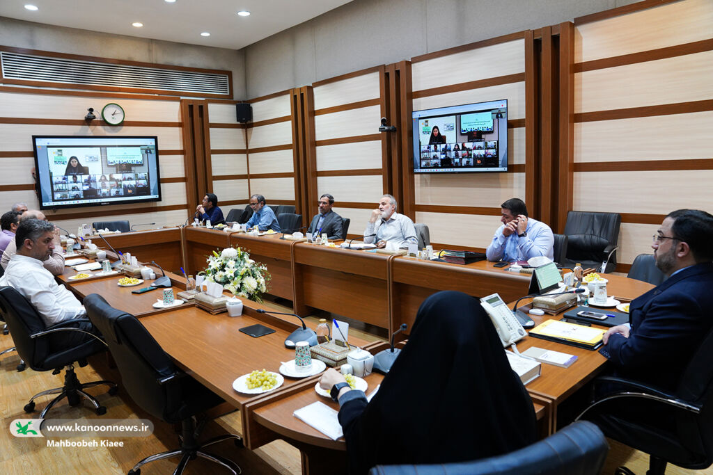 نگاه ما به زیست نوجوانان است