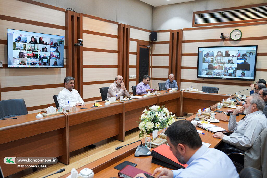 نگاه ما به زیست نوجوانان است