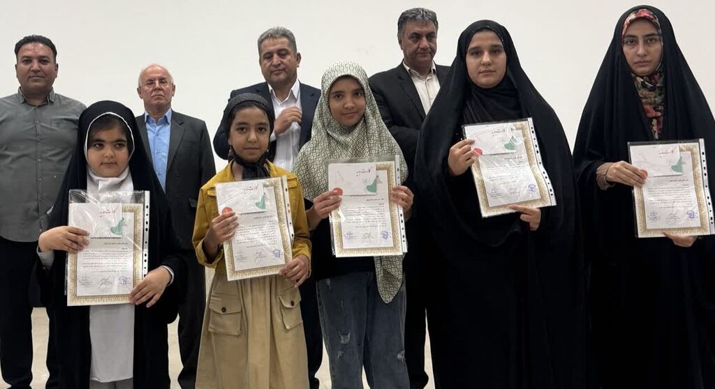 تجلیل از مربی مسئول و اعضای مرکز شماره ۳ اسلامآباد غرب برای ترویج فرهنگ نماز