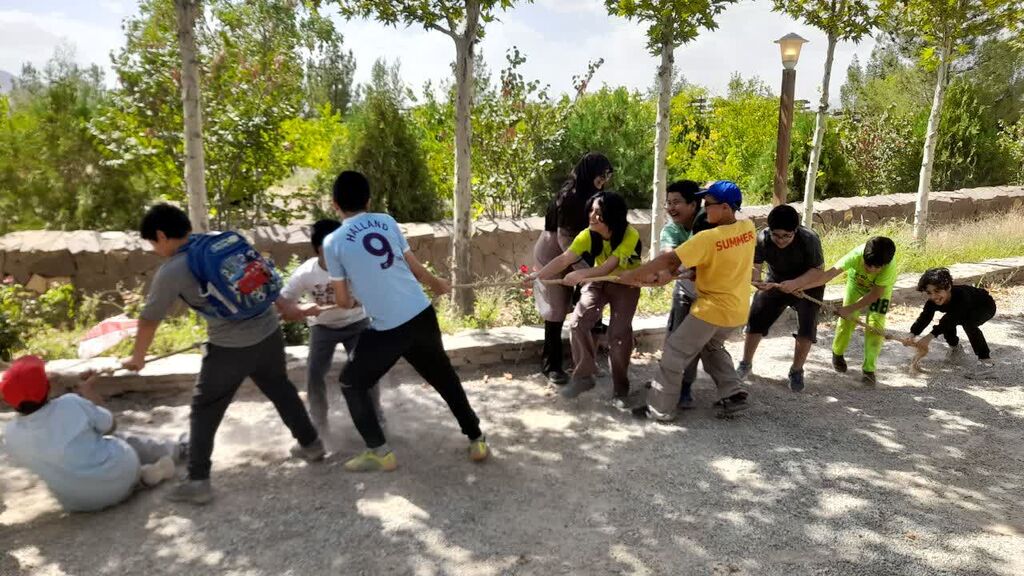 آموزش همزیستی و احیای بازیهای بومی برای نونهالان و نونگاهان در اردوی تابستانه شاهرود