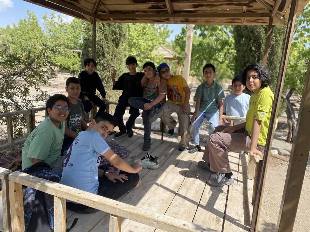 آموزش همزیستی و احیای بازیهای بومی برای نونهالان و نونگاهان در اردوی تابستانه شاهرود