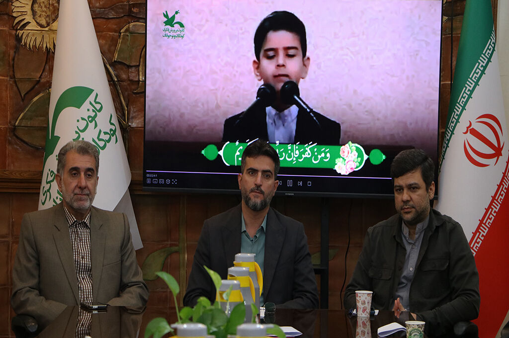 نشست هماندیشی و همافزایی کارکنان خدمات کانون گیلان در رشت برگزارشد