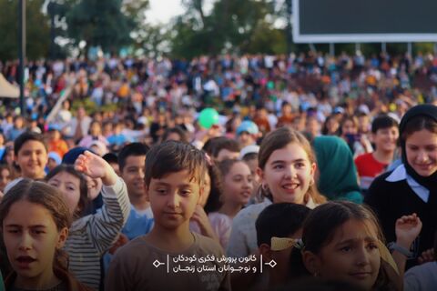 استقبال پرشور خانواده‌ها از نمایش شاد «گلی و ننه نُقلی» در صحن غدیر