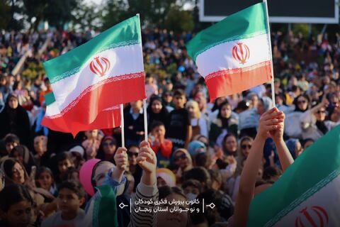 استقبال پرشور خانواده‌ها از نمایش شاد «گلی و ننه نُقلی» در صحن غدیر