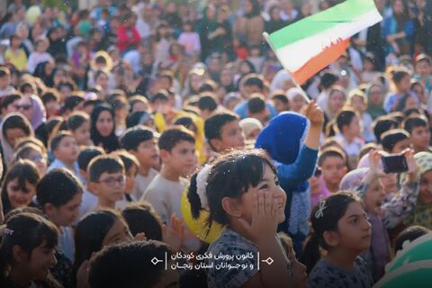 استقبال پرشور خانواده‌ها از نمایش شاد «گلی و ننه نُقلی» در صحن غدیر