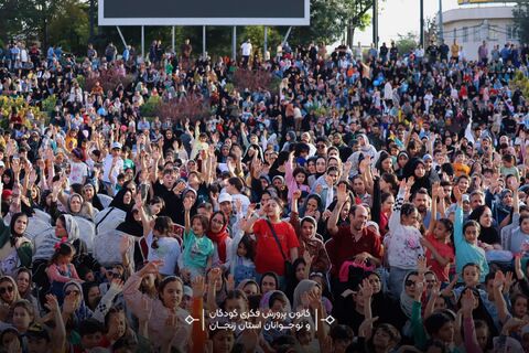 استقبال پرشور خانواده‌ها از نمایش شاد «گلی و ننه نُقلی» در صحن غدیر