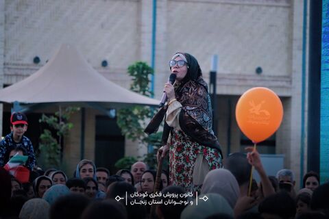 استقبال پرشور خانواده‌ها از نمایش شاد «گلی و ننه نُقلی» در صحن غدیر