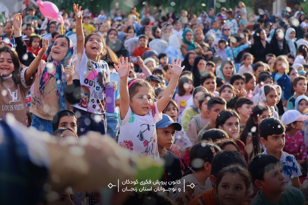 استقبال پرشور خانوادهها از نمایش شاد «گلی و ننه نُقلی» در صحن غدیر