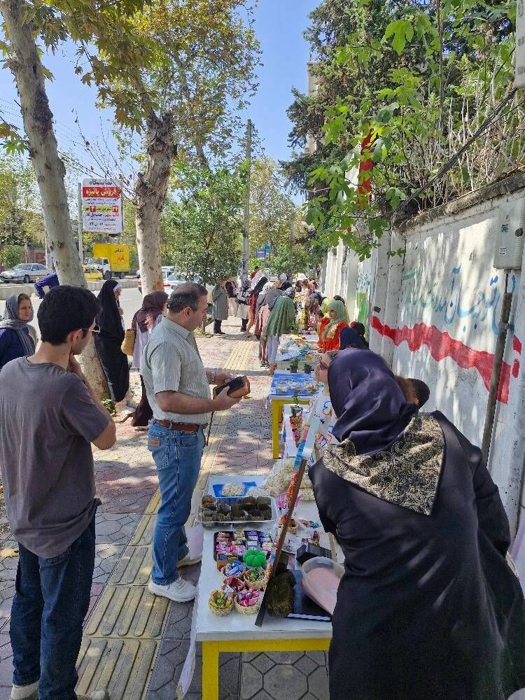 بازارچه خلاقیت و کارآفرینی؛ کودکان و نوجوانان قائمشهر در نقش فروشنده و هنرمند