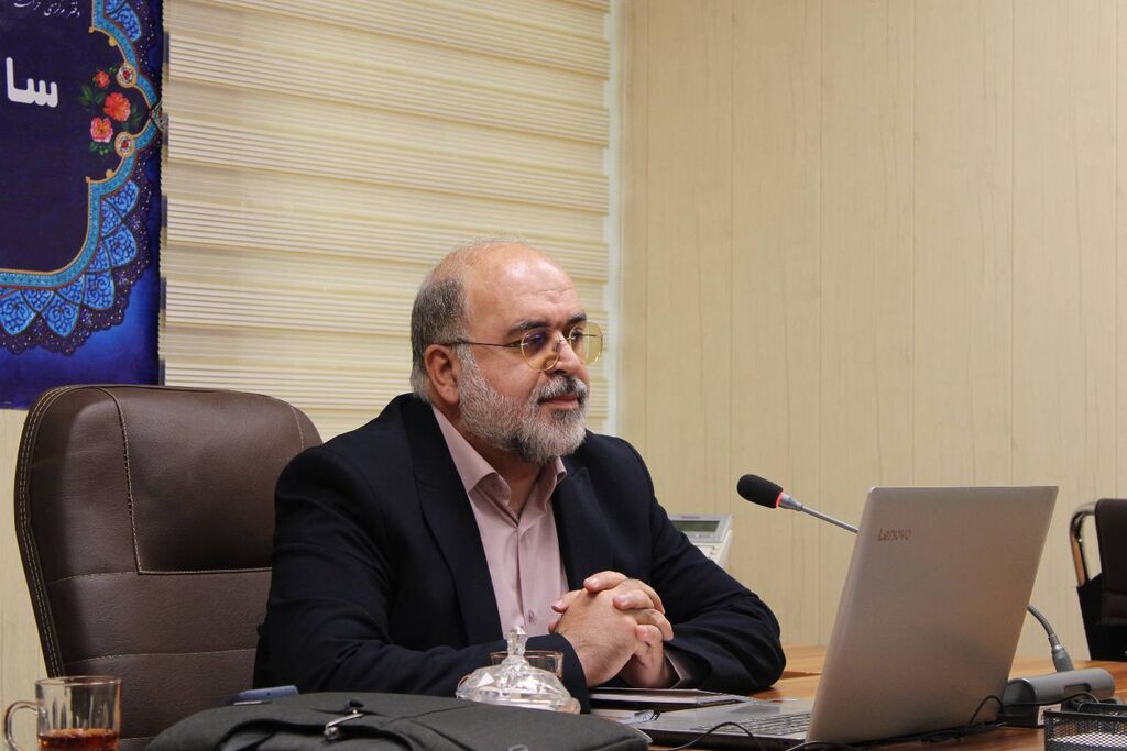 معاون فرهنگی کانون در وبینار کارکنان ستادی و استانی دفتر مرکزی حراست ماموریت مربی کانون کمکردن فاصله علم و عمل در بین اعضا است