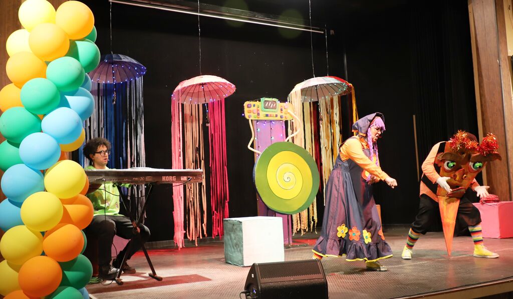 نمایش شاد و آهنگین «درون»