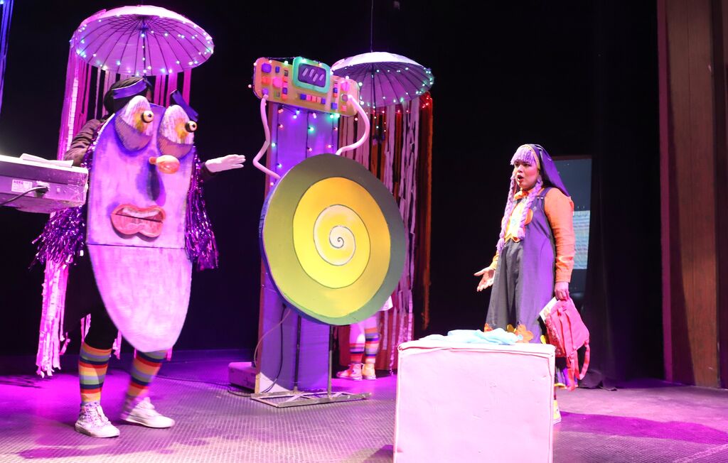 نمایش شاد و آهنگین «درون»