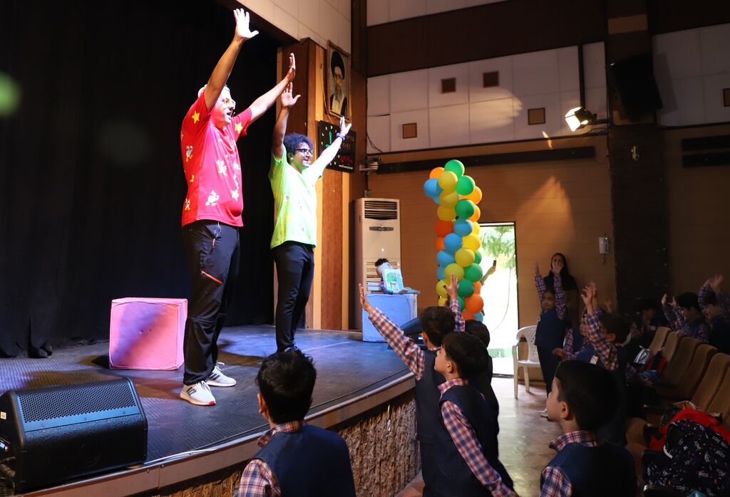 نمایش شاد و آهنگین «درون»